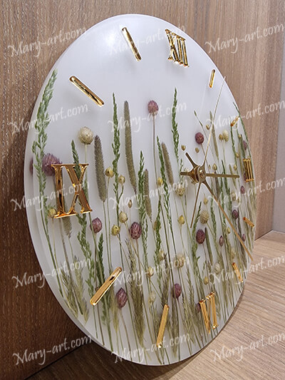 Часы на белом фоне. Луговые цветы. Подарок для семьи в интерьер. Индивидуальный подход в дизайне. Использование ваших букетов и предметов.