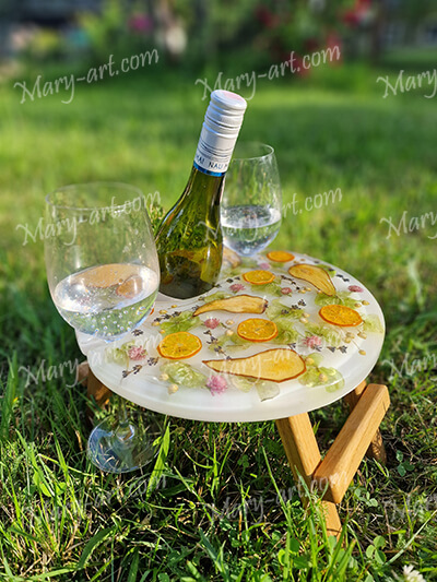 Винный столик на два бокала из эпоксидной смолы. На белом фоне с фруктами