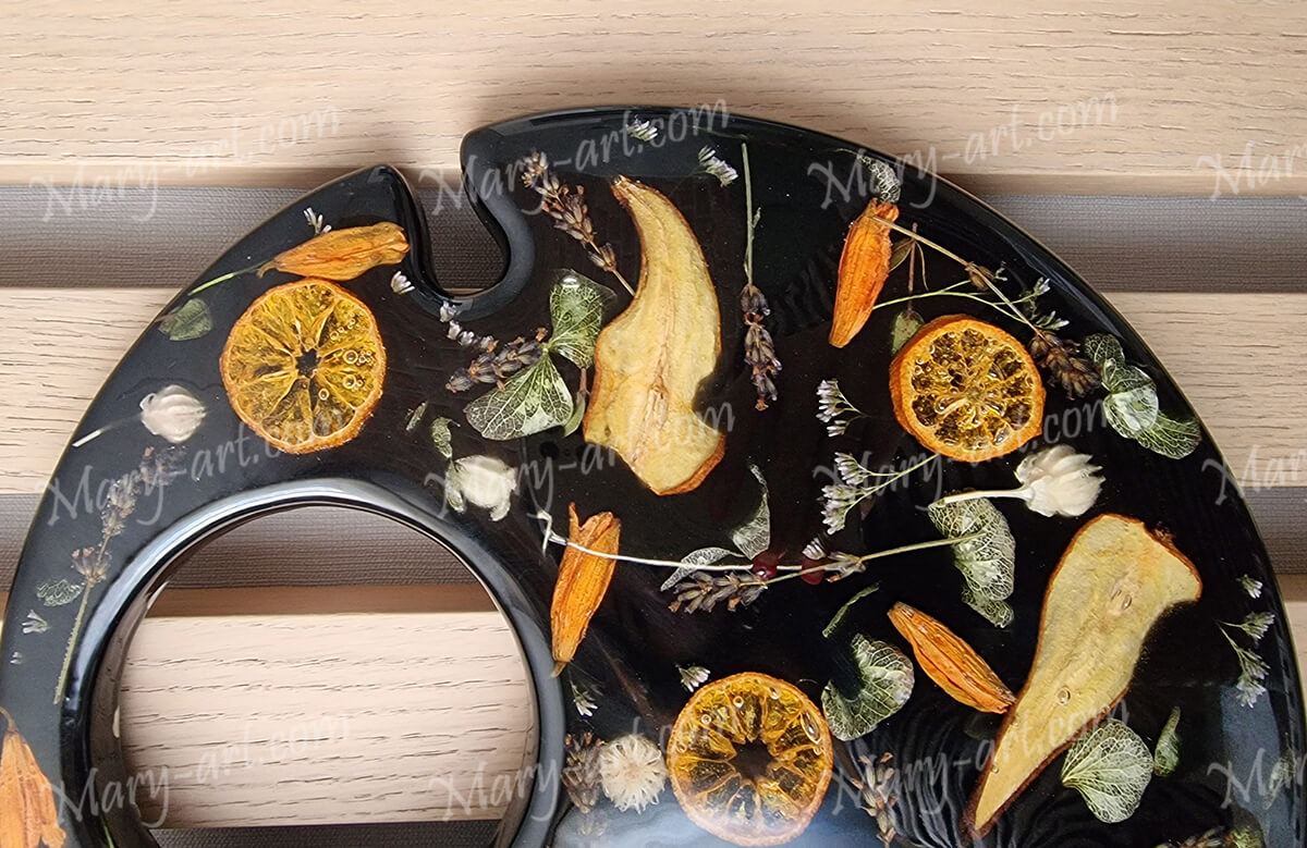 Столик винный черный из засушенных фруктов