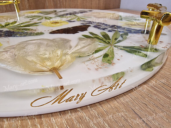 Столик из эпоксидки и натуральных цветов с заботой